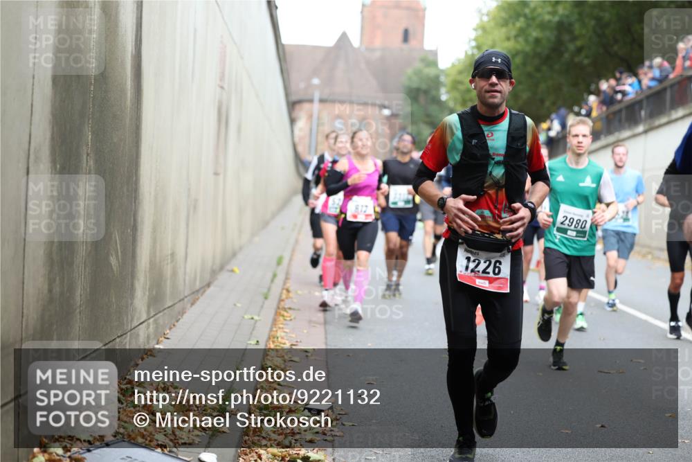 05.10.2025 - 20. swb-Marathon Bremen Michael Strokosch http://msf.ph/oto/9221132 05.10.2025 12:52:44 Laufen 1226, 2980 meine-sportfotos.de