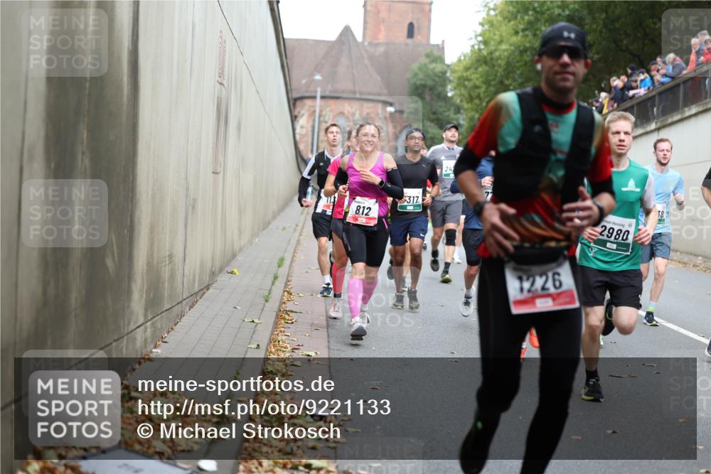 05.10.2025 - 20. swb-Marathon Bremen Michael Strokosch http://msf.ph/oto/9221133 05.10.2025 12:52:44 Laufen 8, 12, 3, 12, 242, 1226, 2980, 38 meine-sportfotos.de