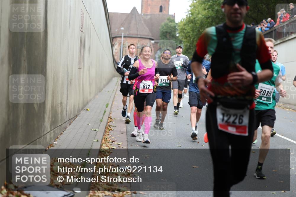 05.10.2025 - 20. swb-Marathon Bremen Michael Strokosch http://msf.ph/oto/9221134 05.10.2025 12:52:44 Laufen 812, 33, 17, 2422, 1226, 2980 meine-sportfotos.de