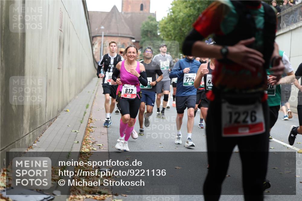 05.10.2025 - 20. swb-Marathon Bremen Michael Strokosch http://msf.ph/oto/9221136 05.10.2025 12:52:45 Laufen 11, 8, 12, 2422, 7714, 1, 1226 meine-sportfotos.de