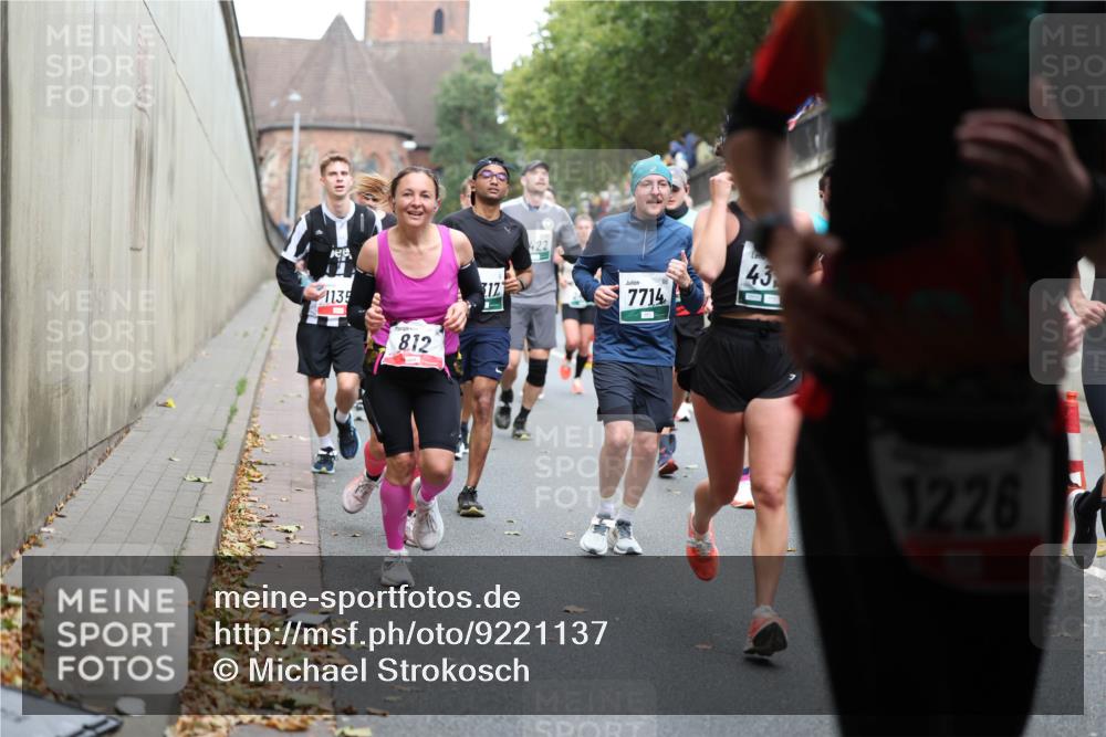 05.10.2025 - 20. swb-Marathon Bremen Michael Strokosch http://msf.ph/oto/9221137 05.10.2025 12:52:45 Laufen 1135, 812, 12, 422, 7714, 43, 1226 meine-sportfotos.de