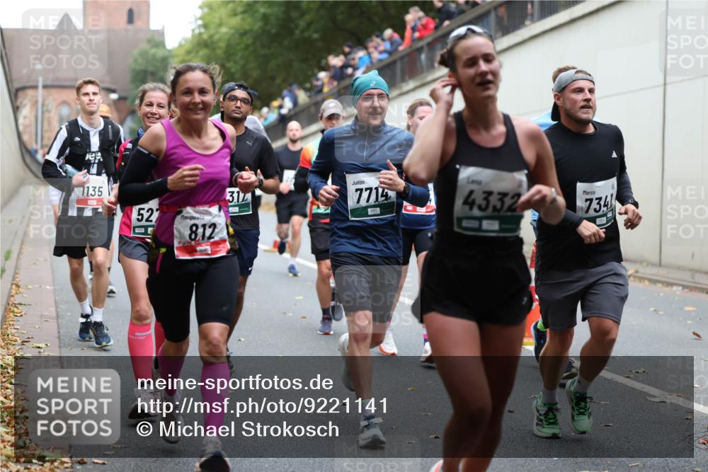 05.10.2025 - 20. swb-Marathon Bremen Michael Strokosch http://msf.ph/oto/9221141 05.10.2025 12:52:46 Laufen 1135, 527, 812, 3, 17, 7715, 4332, 734 meine-sportfotos.de