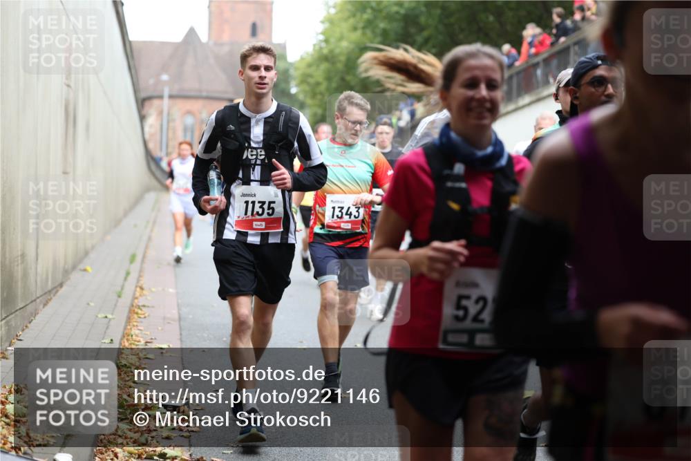 05.10.2025 - 20. swb-Marathon Bremen Michael Strokosch http://msf.ph/oto/9221146 05.10.2025 12:52:47 Laufen 1135, 1343, 52, 81 meine-sportfotos.de