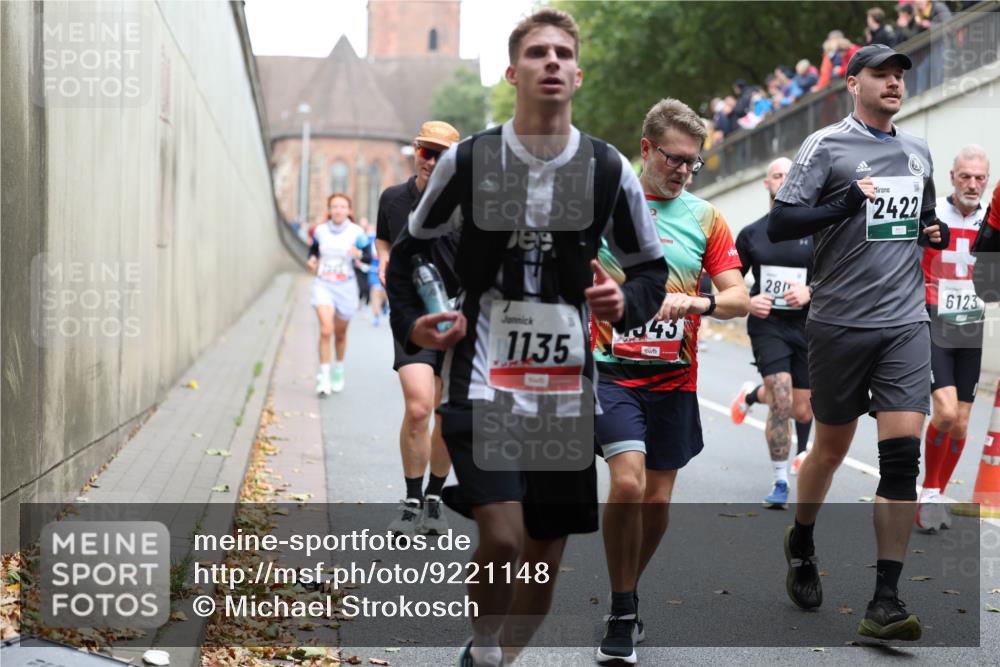 05.10.2025 - 20. swb-Marathon Bremen Michael Strokosch http://msf.ph/oto/9221148 05.10.2025 12:52:48 Laufen 1135, 43, 281, 2422, 6123 meine-sportfotos.de