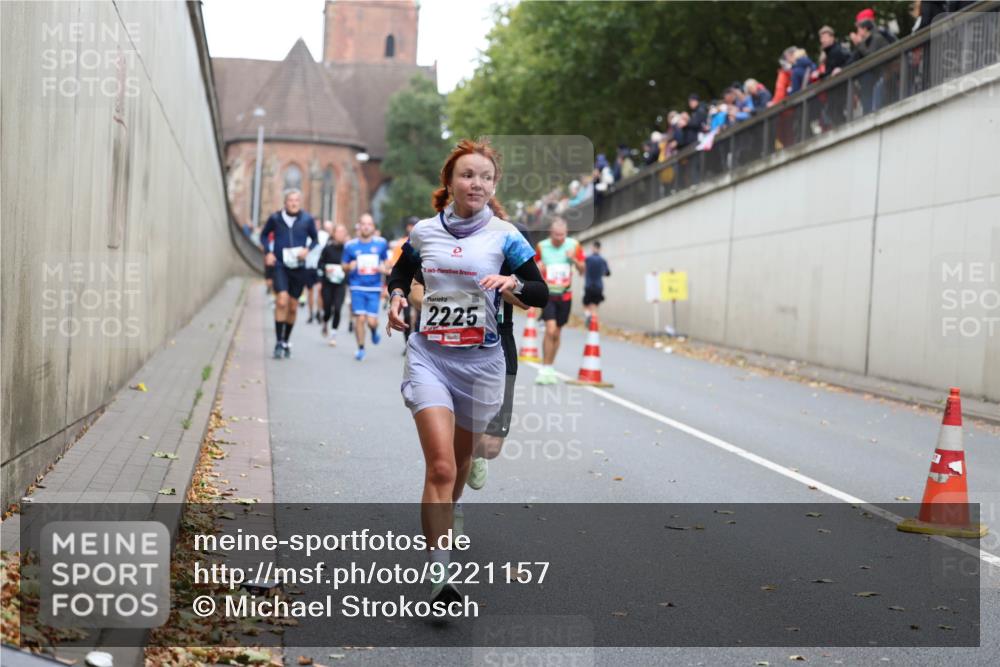 05.10.2025 - 20. swb-Marathon Bremen Michael Strokosch http://msf.ph/oto/9221157 05.10.2025 12:52:50 Laufen 2225 meine-sportfotos.de
