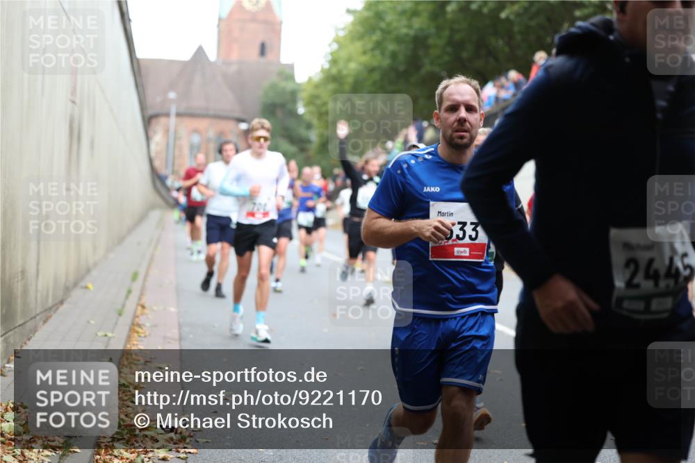 05.10.2025 - 20. swb-Marathon Bremen Michael Strokosch http://msf.ph/oto/9221170 05.10.2025 12:52:57 Laufen 33, 2445 meine-sportfotos.de
