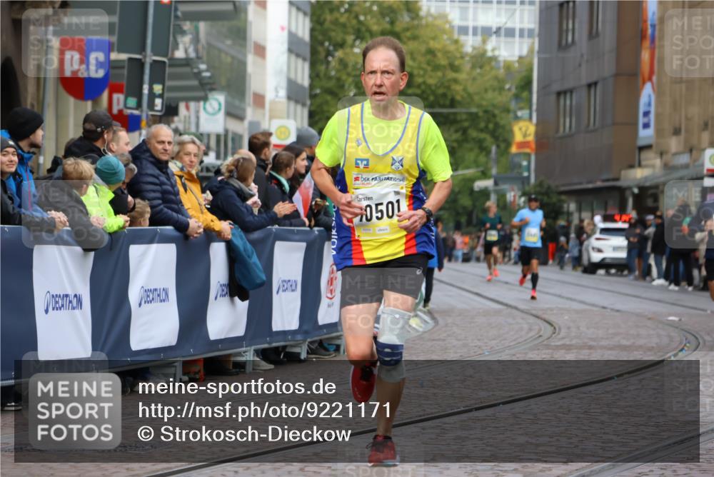 05.10.2025 - 20. swb-Marathon Bremen Strokosch-Dieckow http://msf.ph/oto/9221171 05.10.2025 10:37:45 Ziel 10347, 10501, 10775, 11176 meine-sportfotos.de