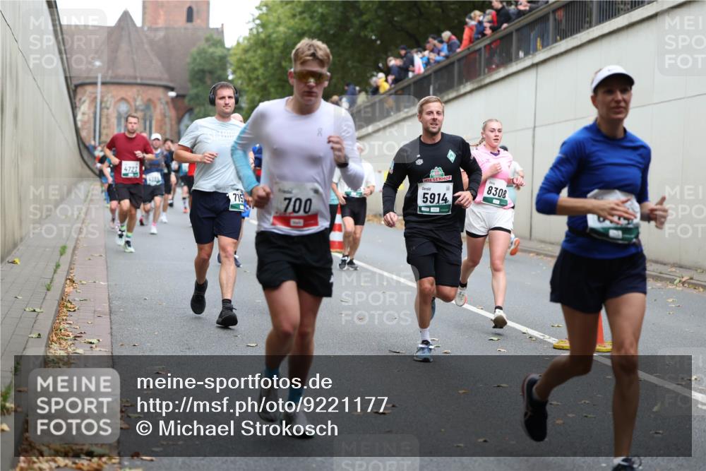 05.10.2025 - 20. swb-Marathon Bremen Michael Strokosch http://msf.ph/oto/9221177 05.10.2025 12:52:59 Laufen 4727, 715, 700, 5914, 8308 meine-sportfotos.de