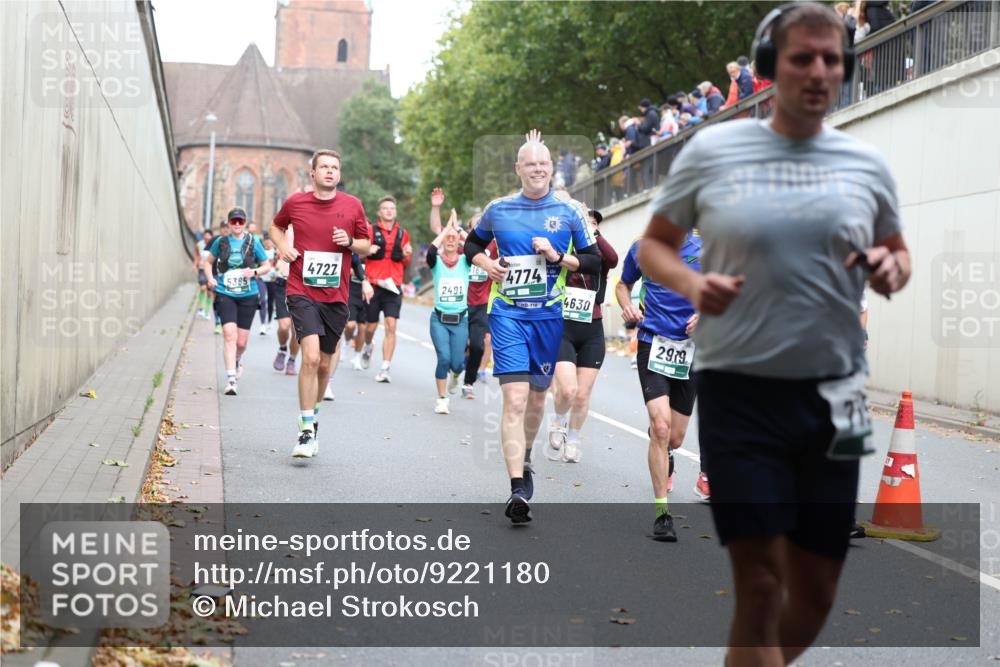 05.10.2025 - 20. swb-Marathon Bremen Michael Strokosch http://msf.ph/oto/9221180 05.10.2025 12:53:01 Laufen 5385, 4727, 2491, 4774, 110, 4630, 2919 meine-sportfotos.de