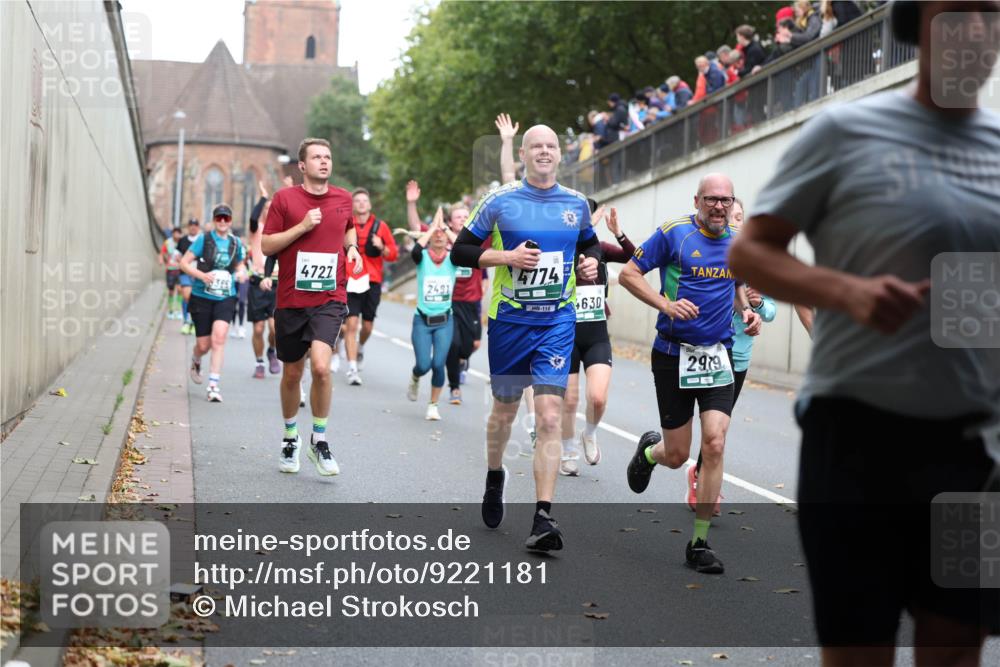 05.10.2025 - 20. swb-Marathon Bremen Michael Strokosch http://msf.ph/oto/9221181 05.10.2025 12:53:02 Laufen 4727, 9365, 2491, 4774, 110, 4630, 2919 meine-sportfotos.de