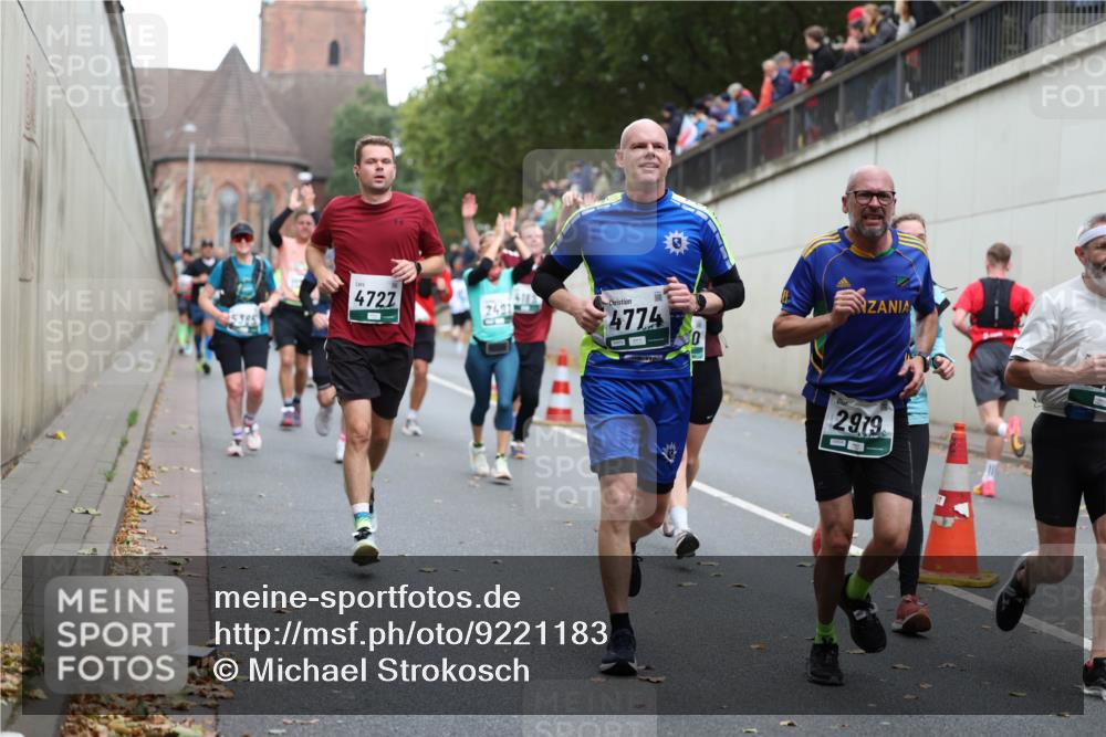05.10.2025 - 20. swb-Marathon Bremen Michael Strokosch http://msf.ph/oto/9221183 05.10.2025 12:53:02 Laufen 15345, 4727, 4774, 2491, 2919 meine-sportfotos.de