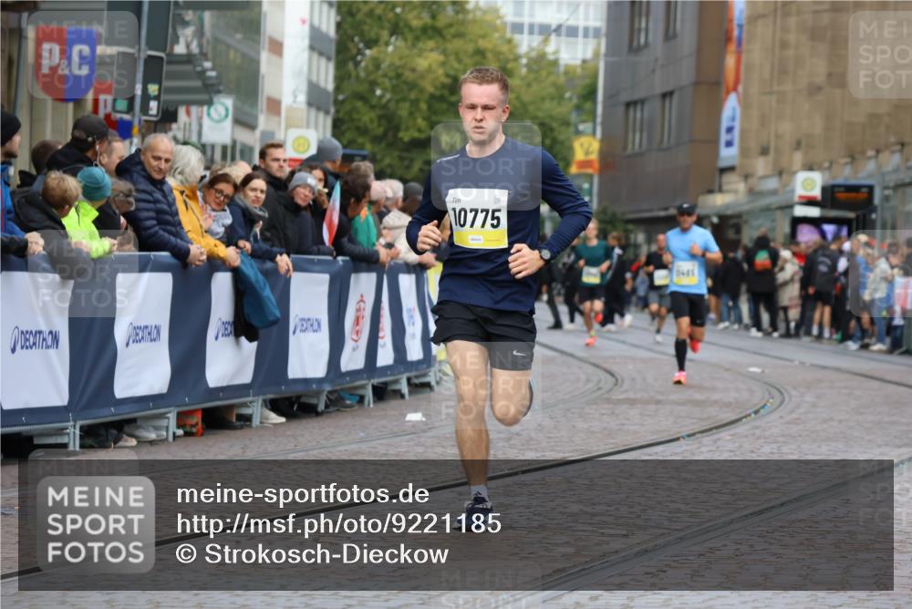 05.10.2025 - 20. swb-Marathon Bremen Strokosch-Dieckow http://msf.ph/oto/9221185 05.10.2025 10:37:50 Ziel 10775, 11465 meine-sportfotos.de