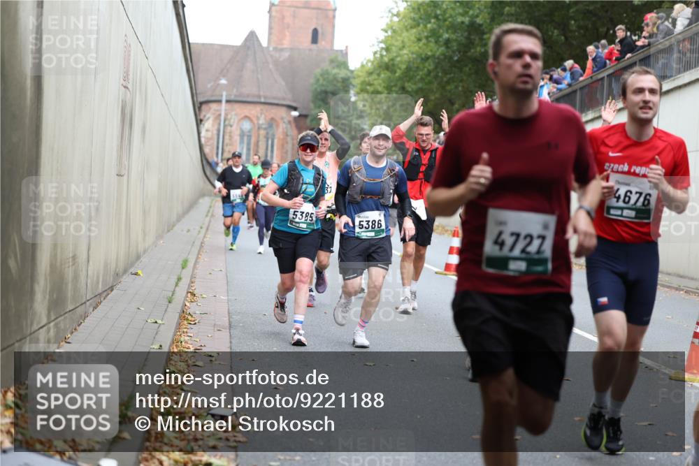 05.10.2025 - 20. swb-Marathon Bremen Michael Strokosch http://msf.ph/oto/9221188 05.10.2025 12:53:04 Laufen 5385, 31, 5386, 4722, 4676 meine-sportfotos.de