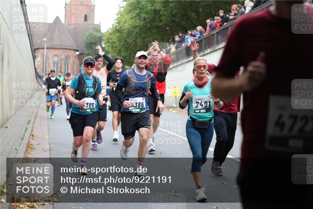 05.10.2025 - 20. swb-Marathon Bremen Michael Strokosch http://msf.ph/oto/9221191 05.10.2025 12:53:04 Laufen 5385, 31, 5386, 2491, 4722 meine-sportfotos.de