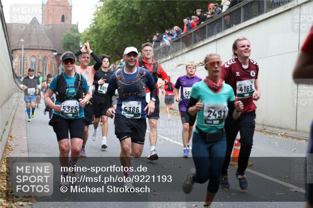 05.10.2025 - 20. swb-Marathon Bremen Michael Strokosch http://msf.ph/oto/9221193 05.10.2025 12:53:05 Laufen 5549, 102024, 6014, 5385, 5386, 5, 56, 2491, 4169 meine-sportfotos.de