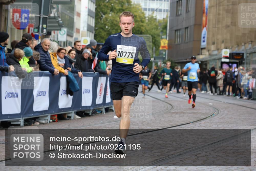 05.10.2025 - 20. swb-Marathon Bremen Strokosch-Dieckow http://msf.ph/oto/9221195 05.10.2025 10:37:51 Ziel 10775, 11465 meine-sportfotos.de
