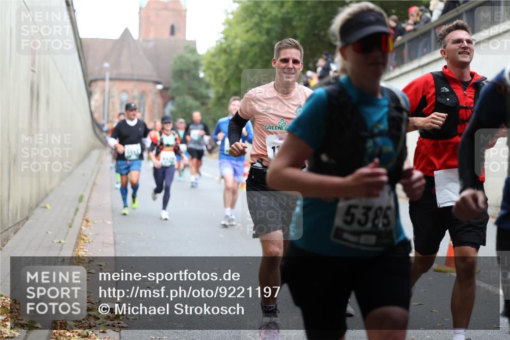 05.10.2025 - 20. swb-Marathon Bremen Michael Strokosch http://msf.ph/oto/9221197 05.10.2025 12:53:06 Laufen 5385 meine-sportfotos.de