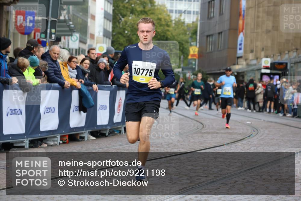 05.10.2025 - 20. swb-Marathon Bremen Strokosch-Dieckow http://msf.ph/oto/9221198 05.10.2025 10:37:51 Ziel 10775, 11465 meine-sportfotos.de