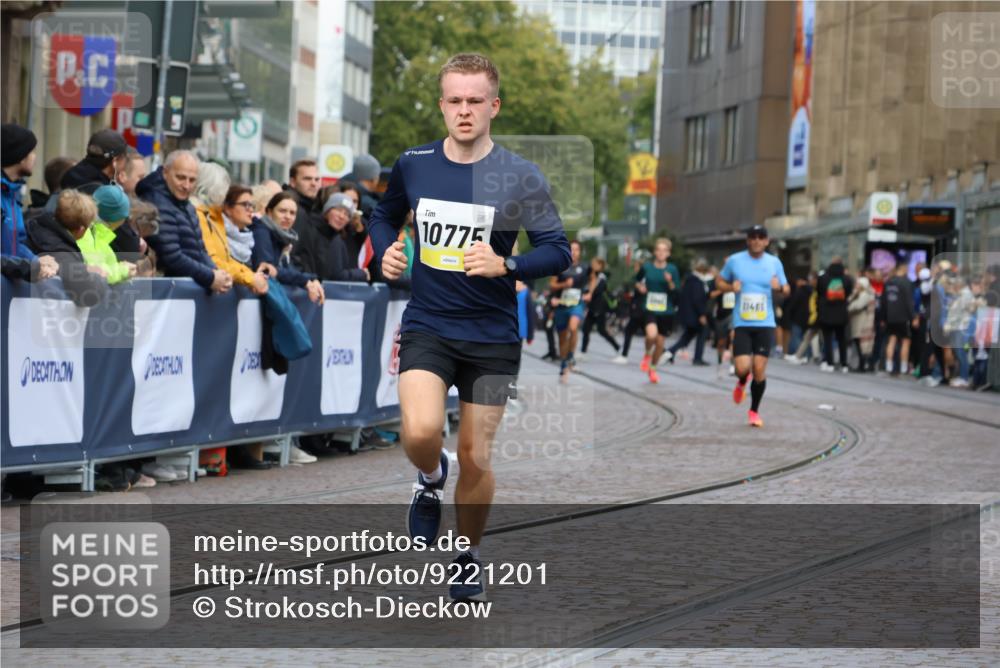 05.10.2025 - 20. swb-Marathon Bremen Strokosch-Dieckow http://msf.ph/oto/9221201 05.10.2025 10:37:51 Ziel 10775, 11465 meine-sportfotos.de