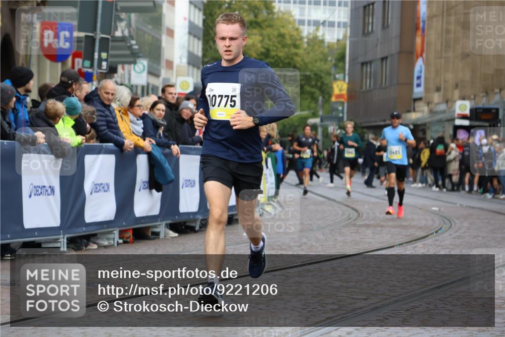 05.10.2025 - 20. swb-Marathon Bremen Strokosch-Dieckow http://msf.ph/oto/9221206 05.10.2025 10:37:51 Ziel 10775, 11465 meine-sportfotos.de