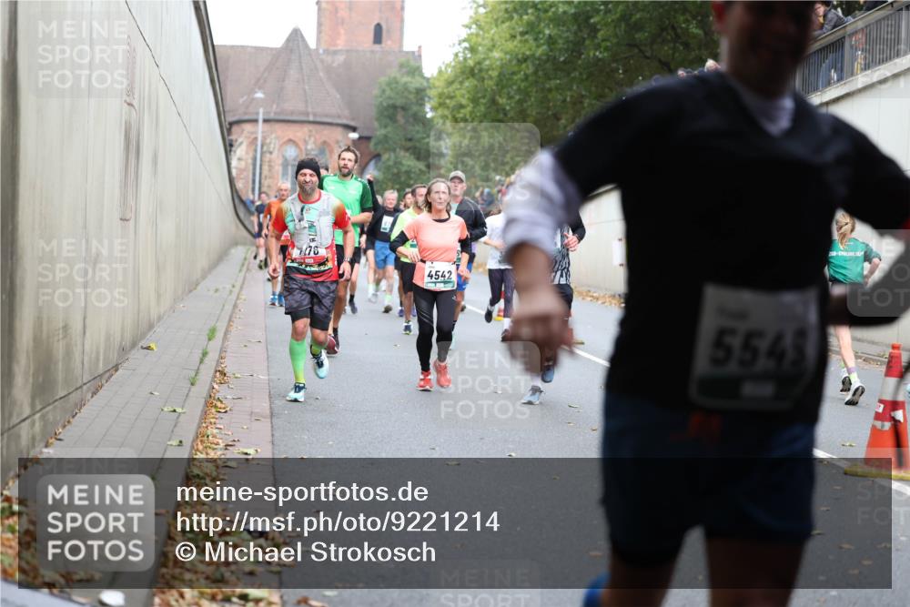 05.10.2025 - 20. swb-Marathon Bremen Michael Strokosch http://msf.ph/oto/9221214 05.10.2025 12:53:10 Laufen 776, 4542, 5543 meine-sportfotos.de
