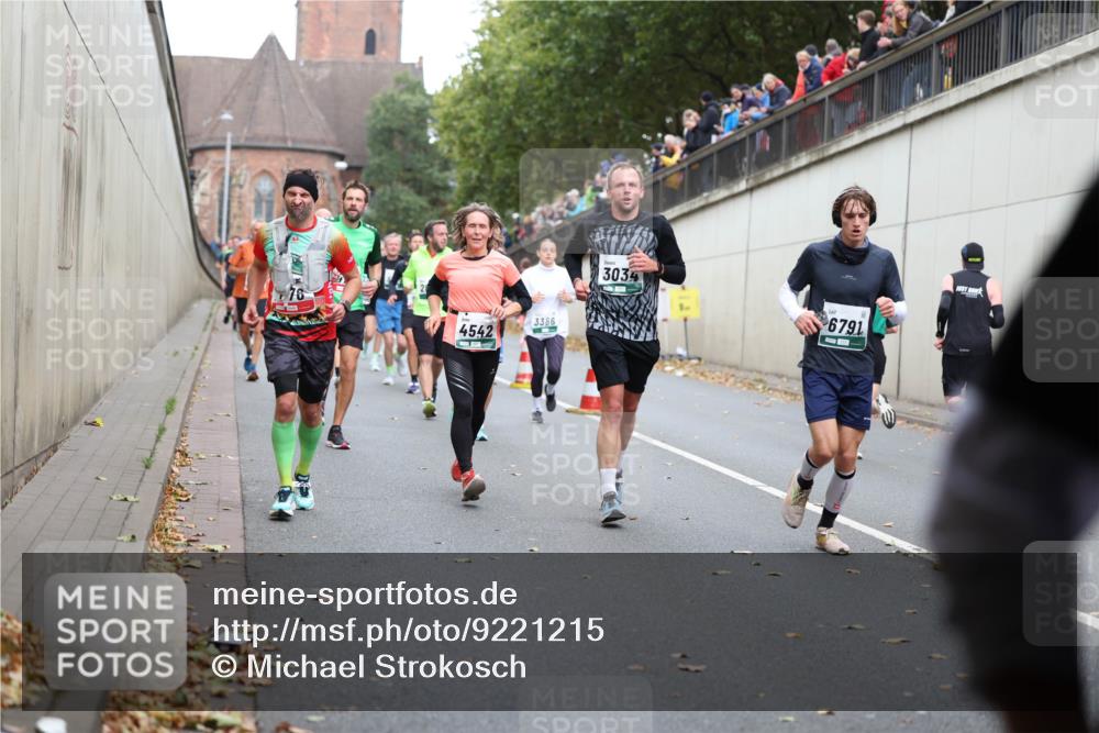 05.10.2025 - 20. swb-Marathon Bremen Michael Strokosch http://msf.ph/oto/9221215 05.10.2025 12:53:10 Laufen 76, 4542, 3386, 3034, 6791 meine-sportfotos.de