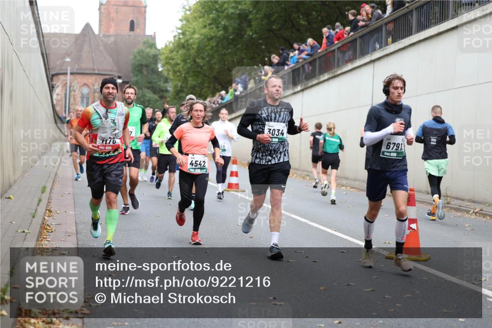 05.10.2025 - 20. swb-Marathon Bremen Michael Strokosch http://msf.ph/oto/9221216 05.10.2025 12:53:11 Laufen 1176, 7, 4542, 3034, 6791 meine-sportfotos.de