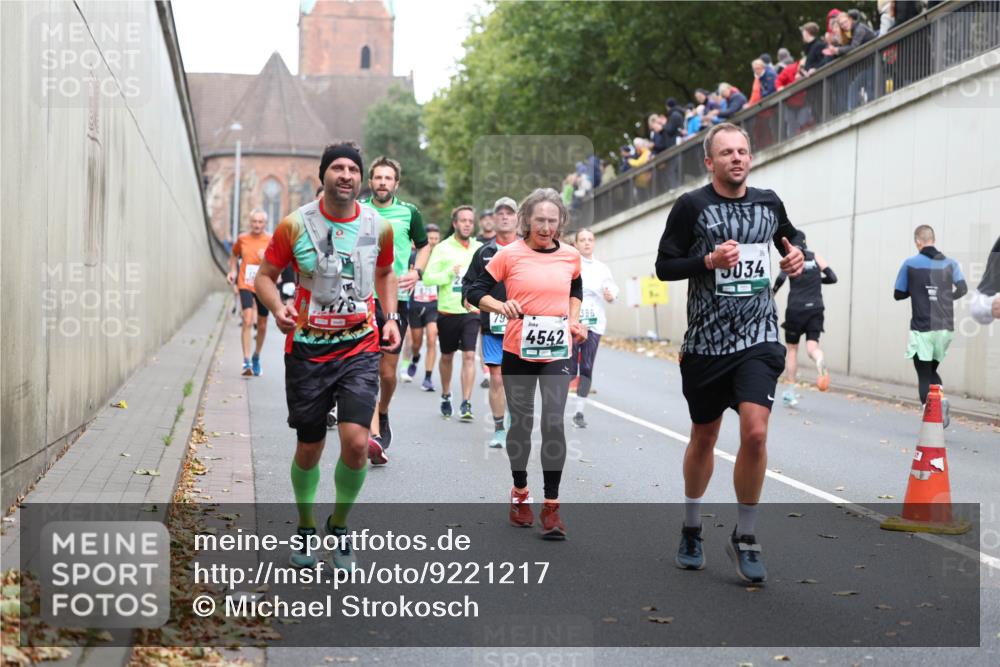 05.10.2025 - 20. swb-Marathon Bremen Michael Strokosch http://msf.ph/oto/9221217 05.10.2025 12:53:11 Laufen 79, 4542, 5034 meine-sportfotos.de