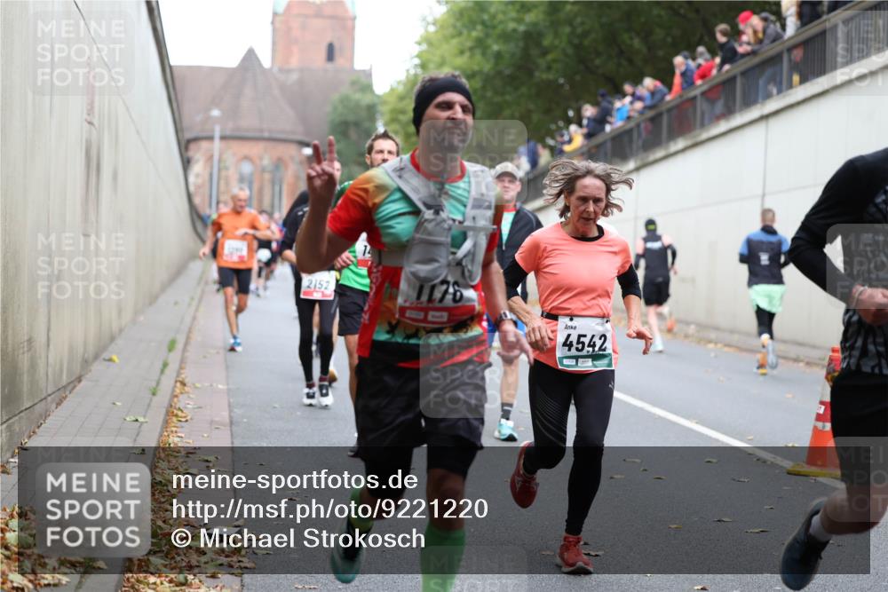 05.10.2025 - 20. swb-Marathon Bremen Michael Strokosch http://msf.ph/oto/9221220 05.10.2025 12:53:12 Laufen 2152, 4542 meine-sportfotos.de