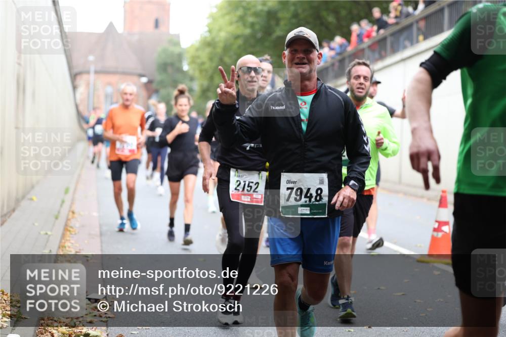 05.10.2025 - 20. swb-Marathon Bremen Michael Strokosch http://msf.ph/oto/9221226 05.10.2025 12:53:15 Laufen 2, 2152, 7948 meine-sportfotos.de