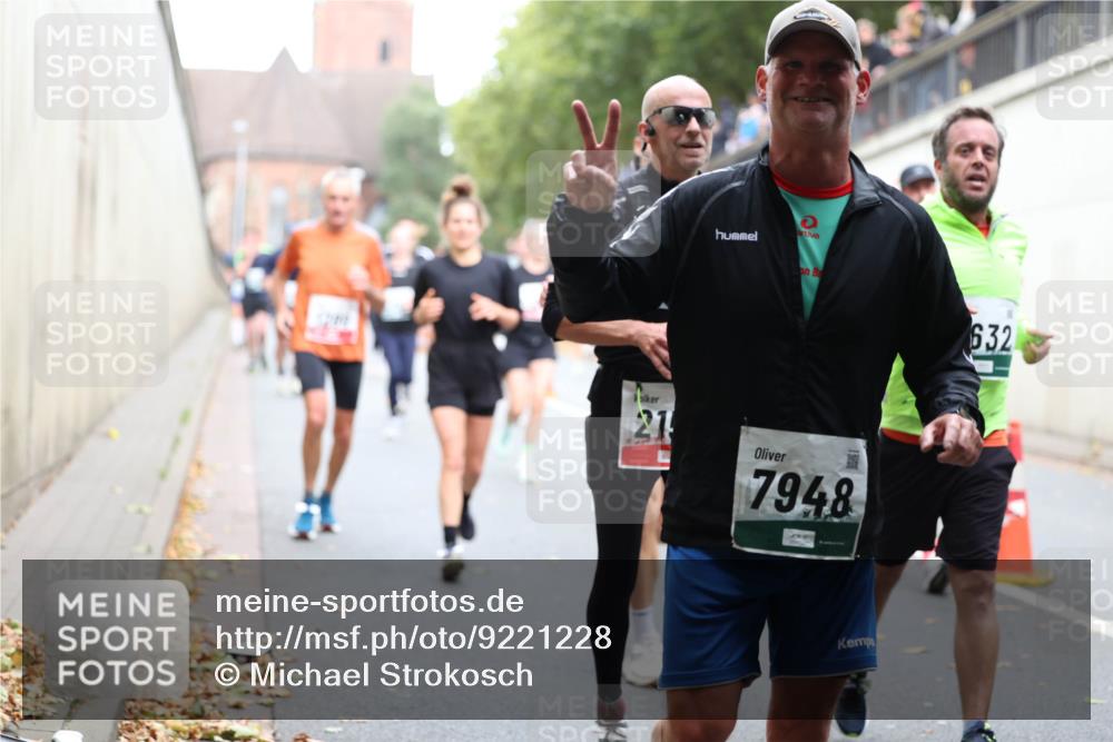 05.10.2025 - 20. swb-Marathon Bremen Michael Strokosch http://msf.ph/oto/9221228 05.10.2025 12:53:15 Laufen 21, 7948, 632 meine-sportfotos.de