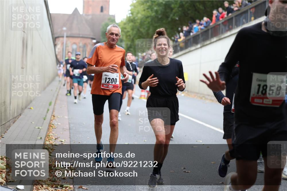 05.10.2025 - 20. swb-Marathon Bremen Michael Strokosch http://msf.ph/oto/9221232 05.10.2025 12:53:16 Laufen 1200, 1858 meine-sportfotos.de
