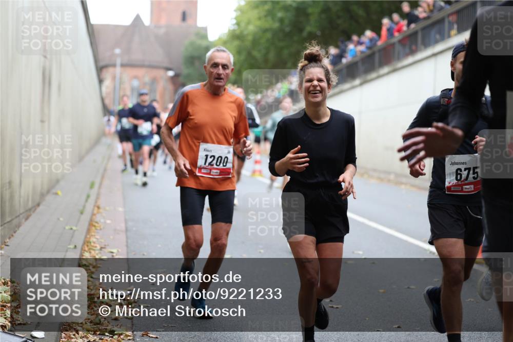 05.10.2025 - 20. swb-Marathon Bremen Michael Strokosch http://msf.ph/oto/9221233 05.10.2025 12:53:16 Laufen 1200, 675, 00309 meine-sportfotos.de