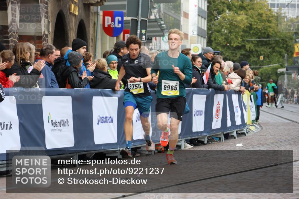 05.10.2025 - 20. swb-Marathon Bremen Strokosch-Dieckow http://msf.ph/oto/9221237 05.10.2025 10:38:00 Ziel 9755, 11328, 11465 meine-sportfotos.de