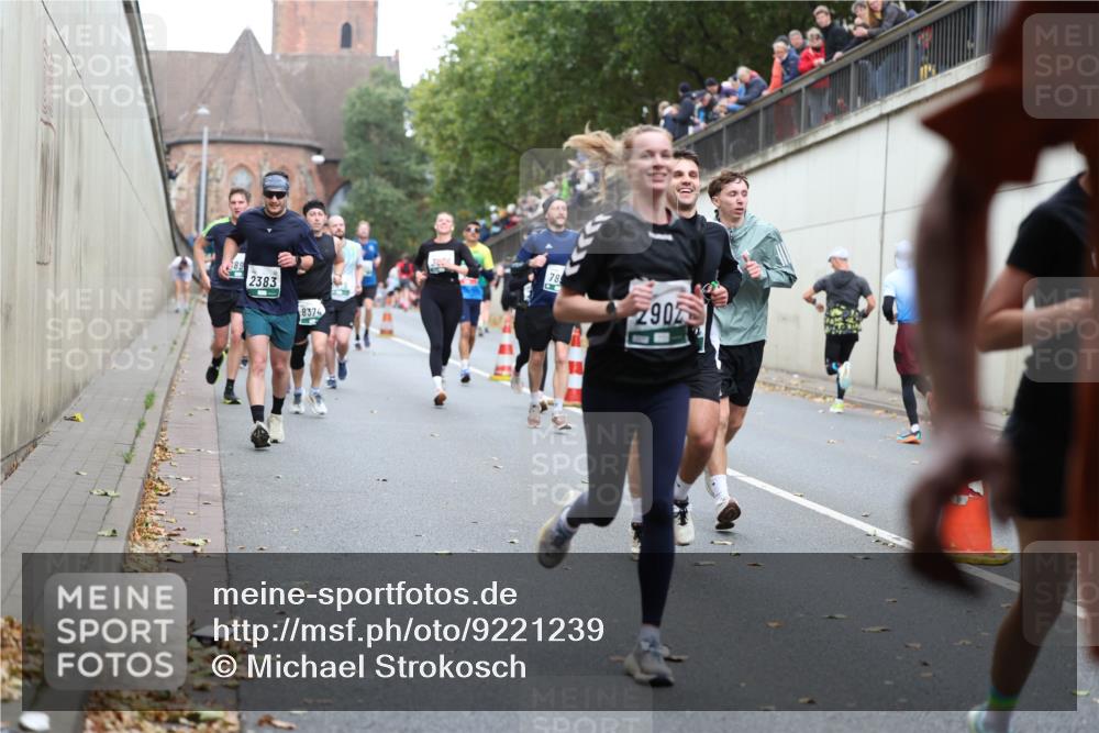 05.10.2025 - 20. swb-Marathon Bremen Michael Strokosch http://msf.ph/oto/9221239 05.10.2025 12:53:18 Laufen 89, 2383, 8374, 78, 2902 meine-sportfotos.de