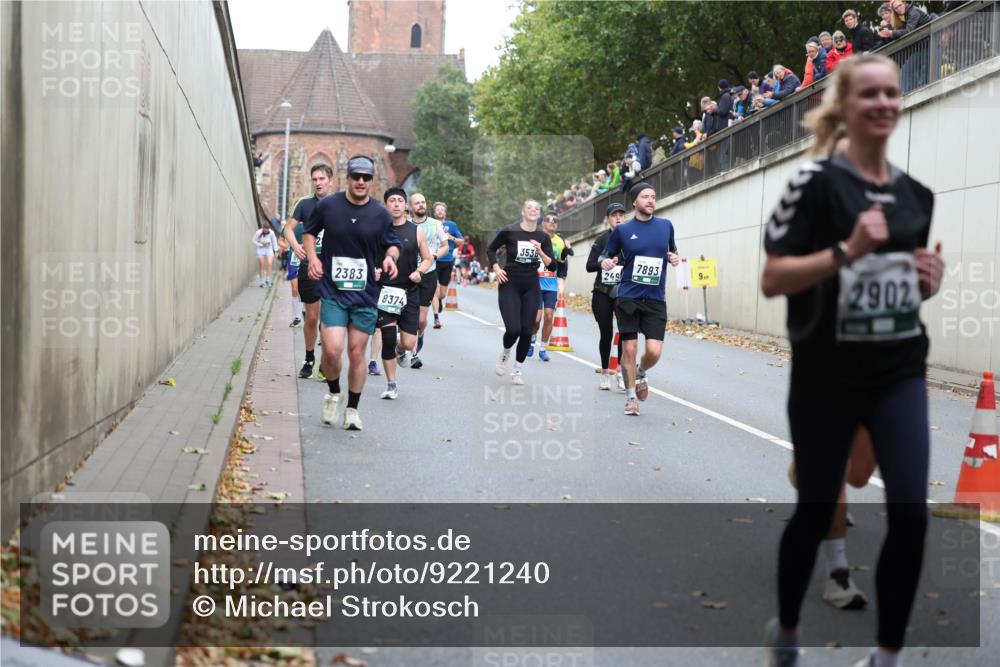 05.10.2025 - 20. swb-Marathon Bremen Michael Strokosch http://msf.ph/oto/9221240 05.10.2025 12:53:19 Laufen 2383, 8374, 3536, 249, 7893, 9, 2902 meine-sportfotos.de