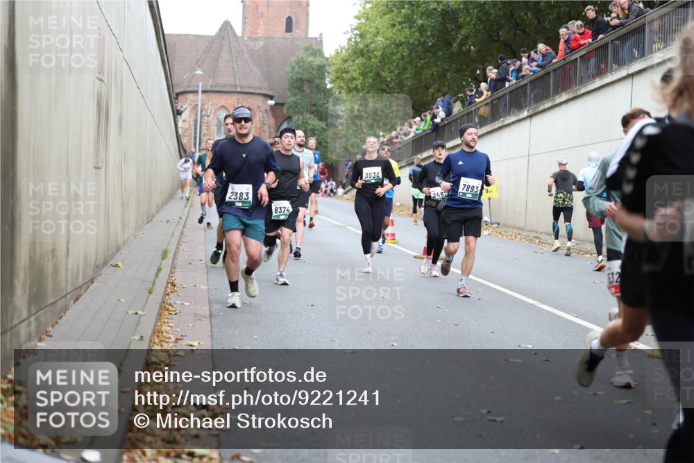 05.10.2025 - 20. swb-Marathon Bremen Michael Strokosch http://msf.ph/oto/9221241 05.10.2025 12:53:19 Laufen 2383, 8374, 3536, 2492, 7893, 9, 32 meine-sportfotos.de