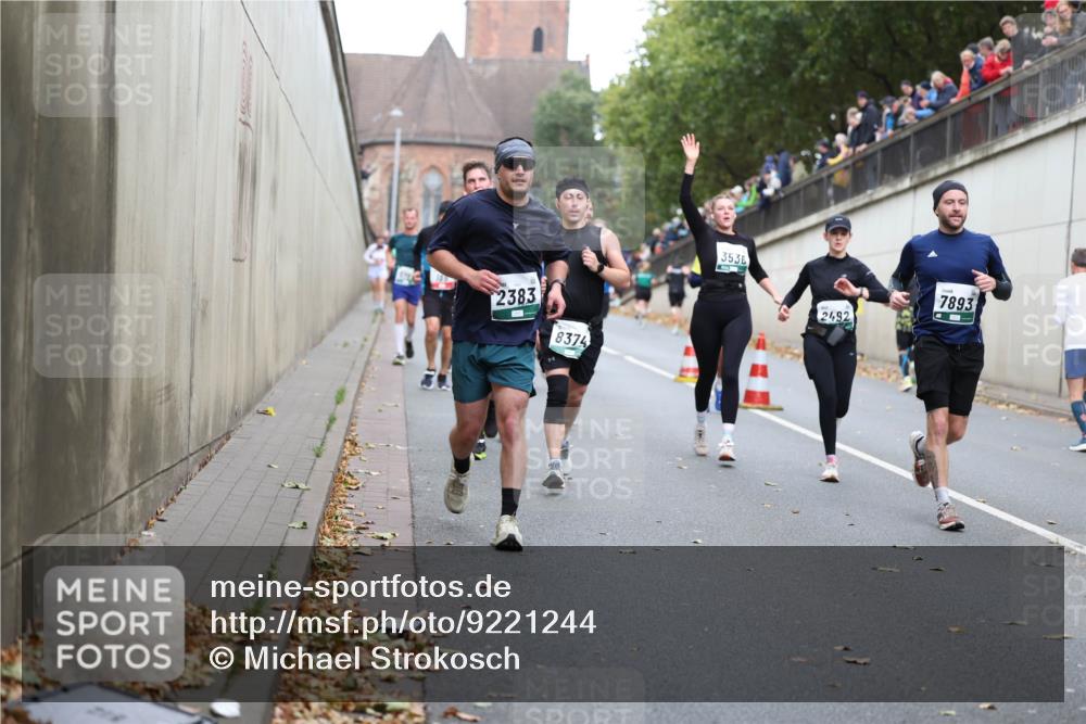 05.10.2025 - 20. swb-Marathon Bremen Michael Strokosch http://msf.ph/oto/9221244 05.10.2025 12:53:20 Laufen 2383, 8374, 3536, 2492, 7893 meine-sportfotos.de