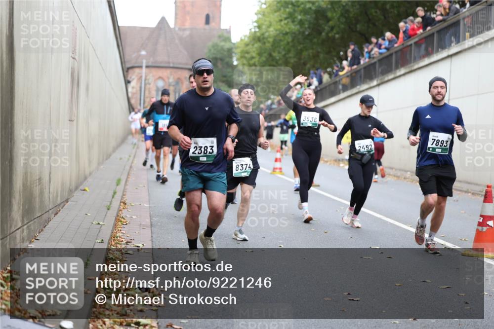 05.10.2025 - 20. swb-Marathon Bremen Michael Strokosch http://msf.ph/oto/9221246 05.10.2025 12:53:20 Laufen 2383, 8374, 3536, 2492, 7893 meine-sportfotos.de