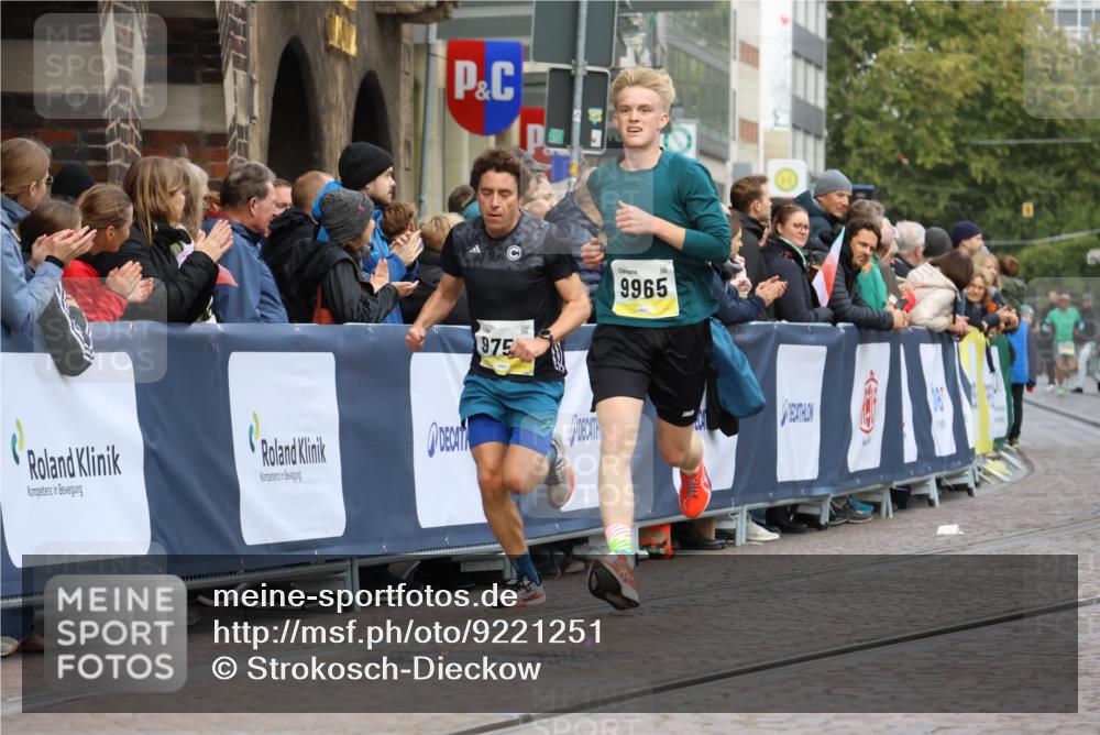05.10.2025 - 20. swb-Marathon Bremen Strokosch-Dieckow http://msf.ph/oto/9221251 05.10.2025 10:38:00 Ziel 9755, 11328, 11465 meine-sportfotos.de