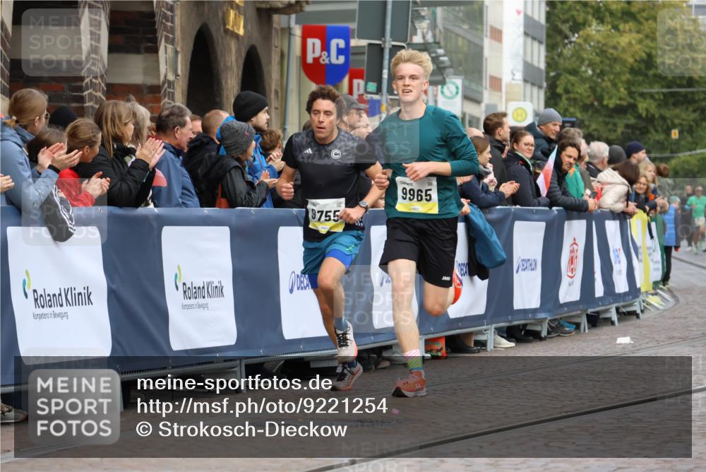 05.10.2025 - 20. swb-Marathon Bremen Strokosch-Dieckow http://msf.ph/oto/9221254 05.10.2025 10:38:00 Ziel 9755, 11328, 11465 meine-sportfotos.de