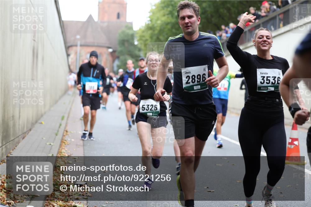 05.10.2025 - 20. swb-Marathon Bremen Michael Strokosch http://msf.ph/oto/9221256 05.10.2025 12:53:23 Laufen 5326, 2896, 3536 meine-sportfotos.de