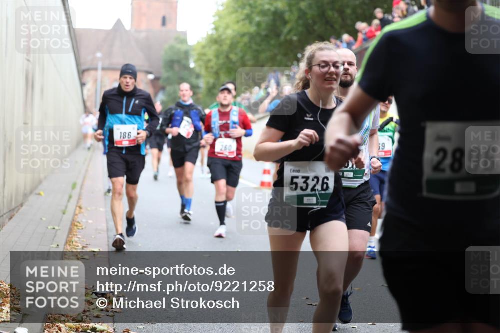 05.10.2025 - 20. swb-Marathon Bremen Michael Strokosch http://msf.ph/oto/9221258 05.10.2025 12:53:24 Laufen 186, 5326, 69, 29, 2896 meine-sportfotos.de