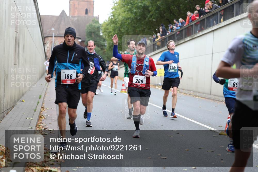 05.10.2025 - 20. swb-Marathon Bremen Michael Strokosch http://msf.ph/oto/9221261 05.10.2025 12:53:24 Laufen 186, 260, 6904, 69, 59 meine-sportfotos.de