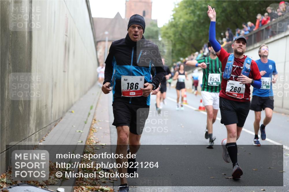 05.10.2025 - 20. swb-Marathon Bremen Michael Strokosch http://msf.ph/oto/9221264 05.10.2025 12:53:25 Laufen 186, 6824, 260, 904 meine-sportfotos.de
