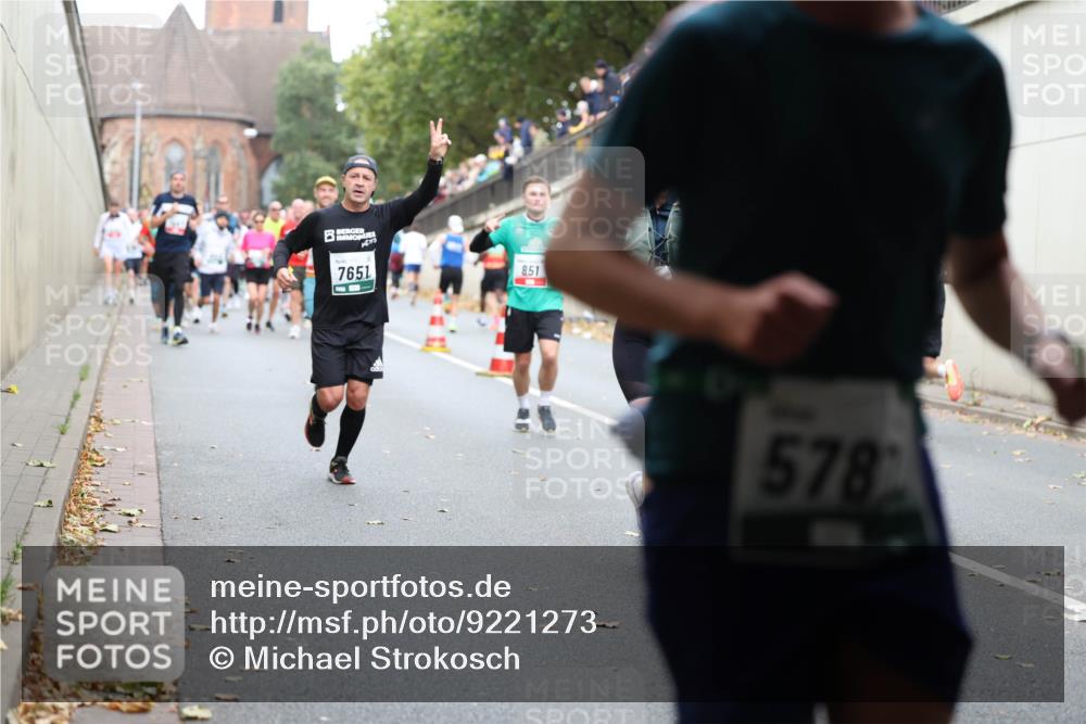 05.10.2025 - 20. swb-Marathon Bremen Michael Strokosch http://msf.ph/oto/9221273 05.10.2025 12:53:29 Laufen 7651, 851, 5782 meine-sportfotos.de