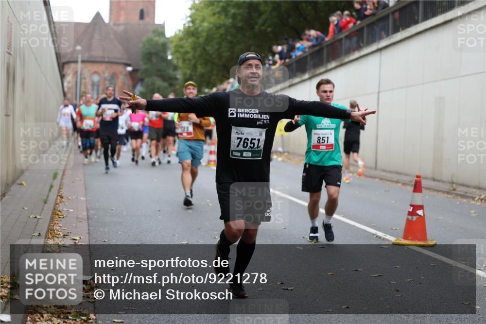 05.10.2025 - 20. swb-Marathon Bremen Michael Strokosch http://msf.ph/oto/9221278 05.10.2025 12:53:31 Laufen 1975, 7651, 851 meine-sportfotos.de