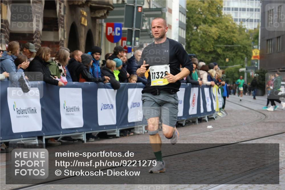 05.10.2025 - 20. swb-Marathon Bremen Strokosch-Dieckow http://msf.ph/oto/9221279 05.10.2025 10:38:03 Ziel 9755, 11328 meine-sportfotos.de