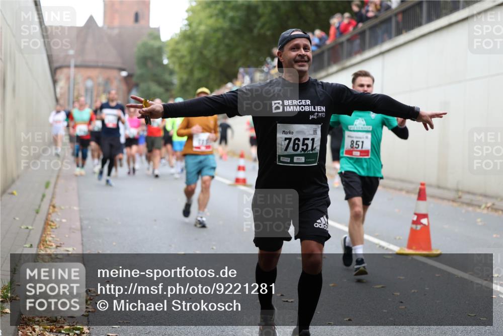05.10.2025 - 20. swb-Marathon Bremen Michael Strokosch http://msf.ph/oto/9221281 05.10.2025 12:53:31 Laufen 1975, 7651, 07110, 851 meine-sportfotos.de
