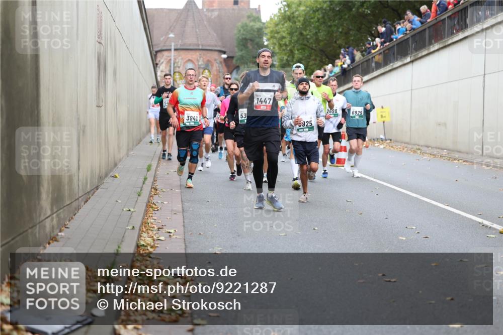 05.10.2025 - 20. swb-Marathon Bremen Michael Strokosch http://msf.ph/oto/9221287 05.10.2025 12:53:34 Laufen 1447, 53, 3941, 2698, 6929, 925 meine-sportfotos.de